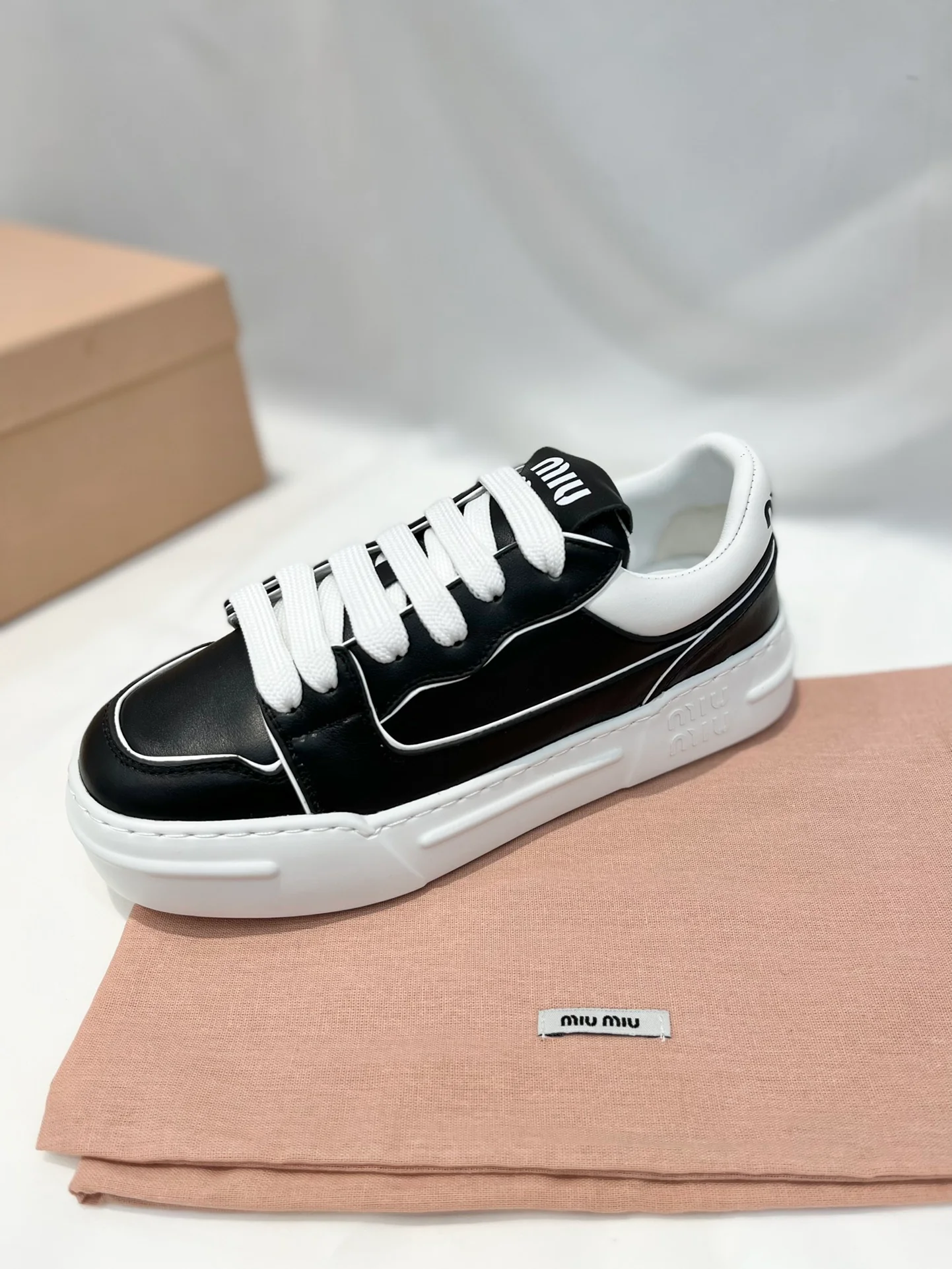 Коллекция Miu Miu 2023 года с подиума - повседневные туфли на платформе.