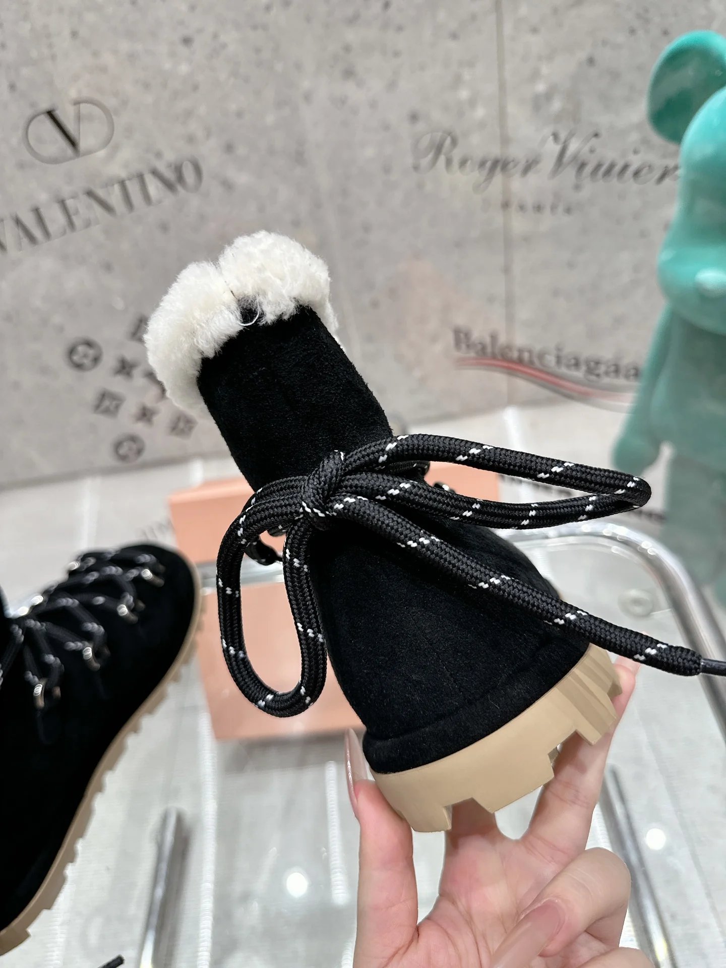 Элегантные сапоги на шнуровке Miu Miu 2024 — черные