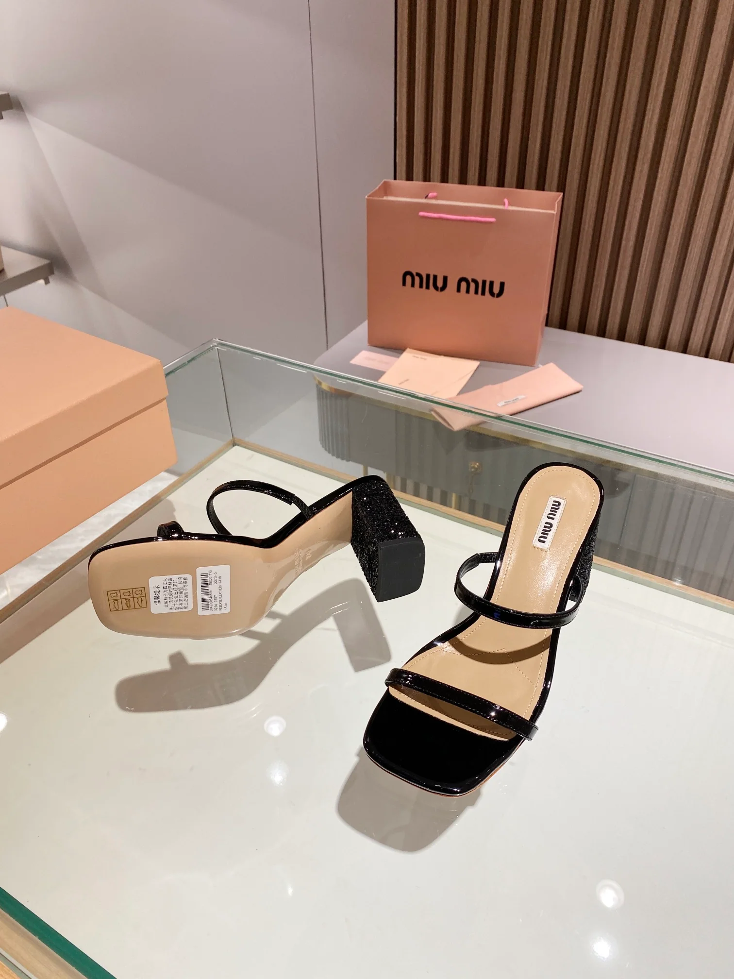 Новинка сезона весна/лето 2023 от Miu Miu - Босоножки на высоком каблуке с ремешками - 8-5 см - Черные