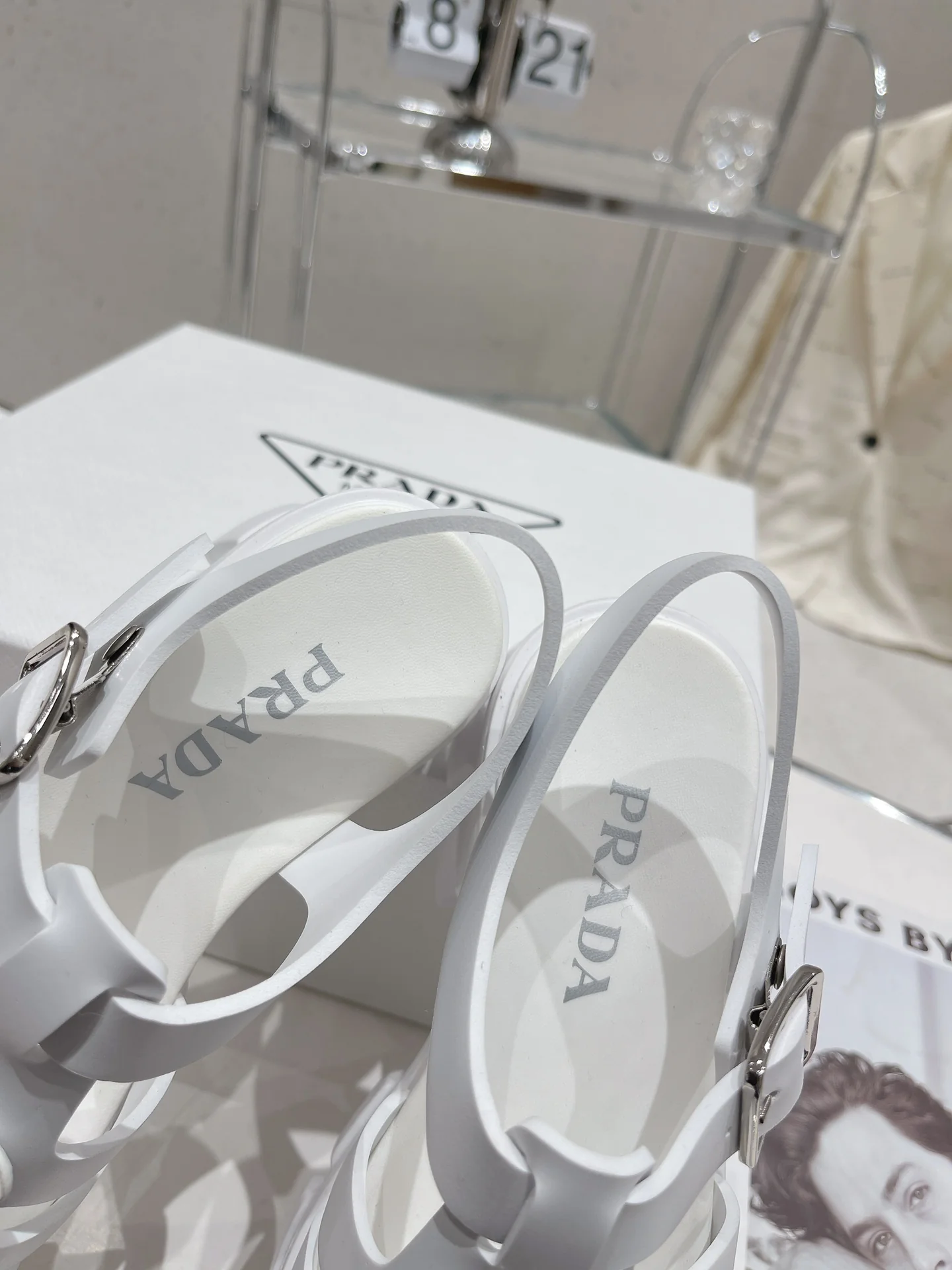 Новинка сезона весна/лето 2022 от Prada - Сандалии на платформе - Белые