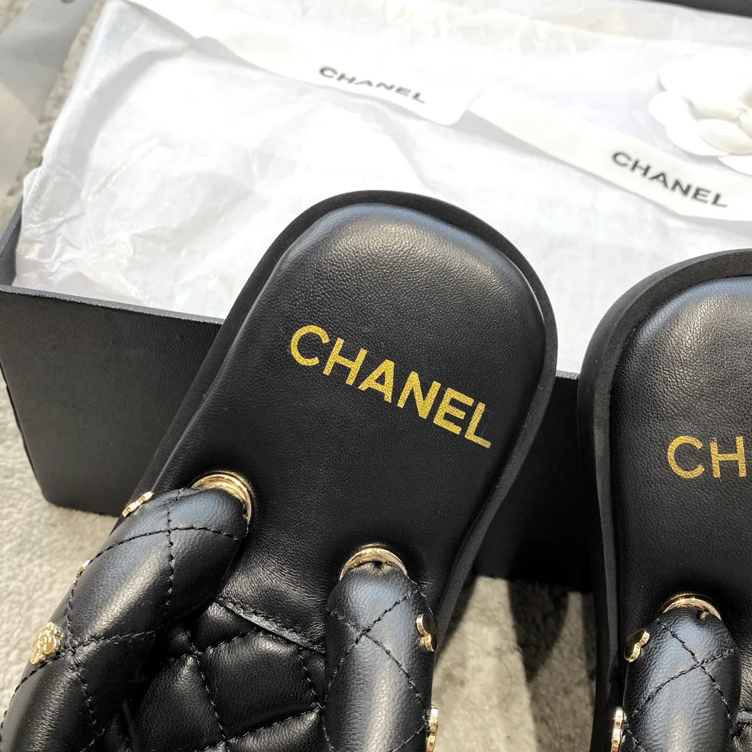 Новинка сезона весна/лето 2023 от Chanel — черные шлепанцы.