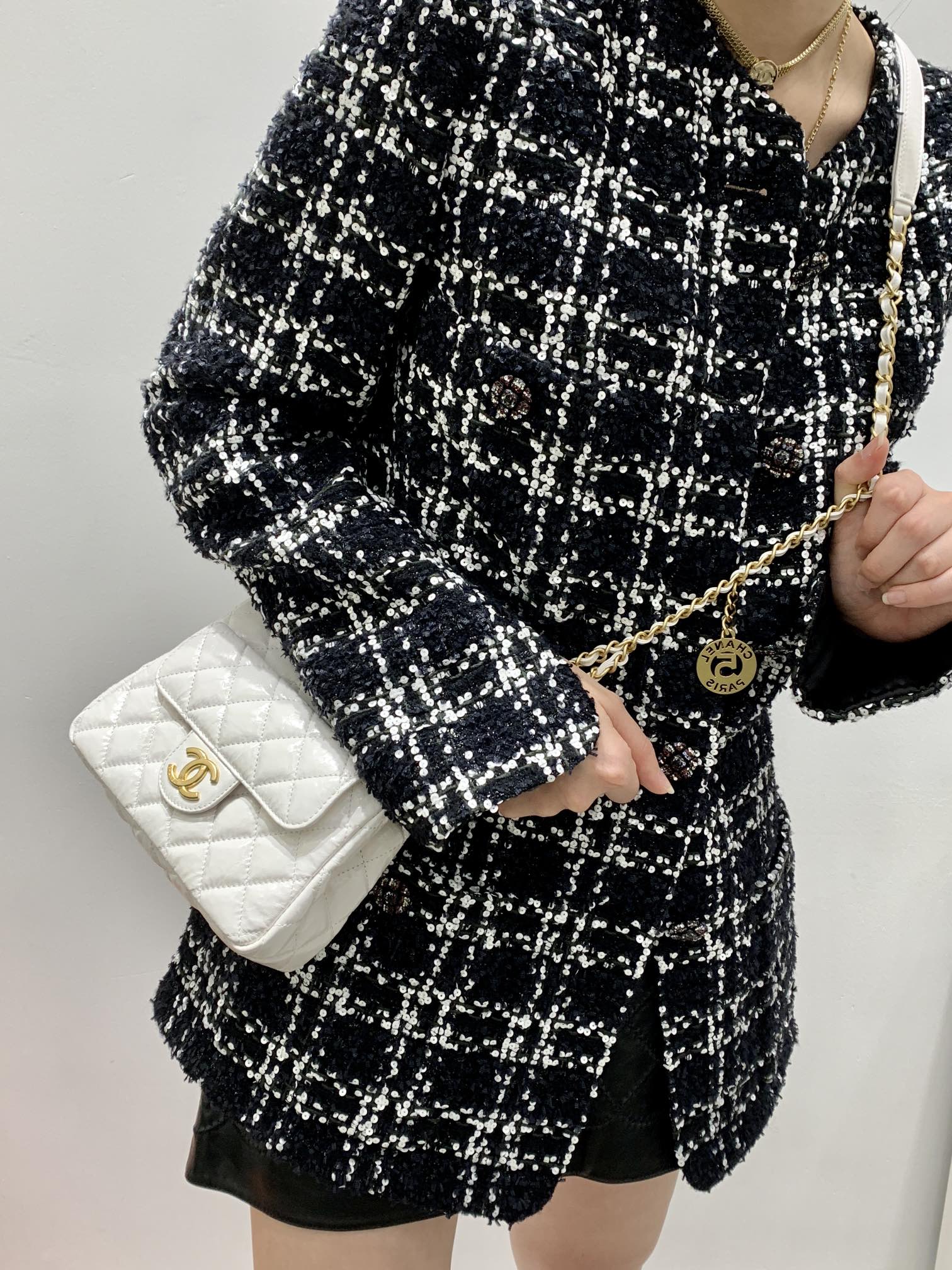 Коллекция Chanel ?Ранняя весна 2023? — сумка-хобо в стиле хиппи — маленькая — белая — на фото — 1