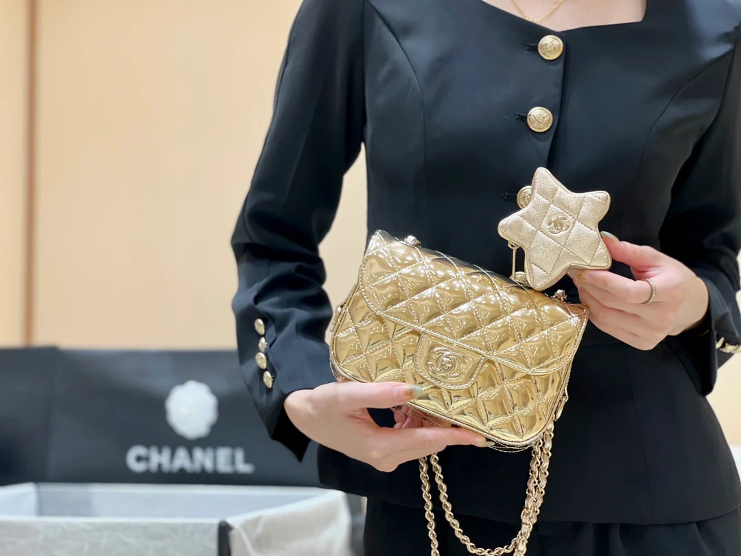 Весенняя коллекция Chanel 24c - Золотой кошелек для монет со звездным узором