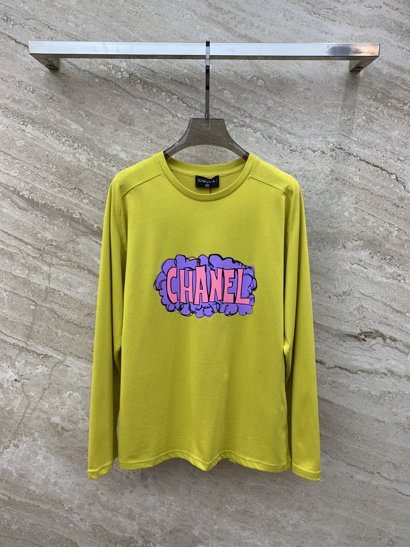 Футболка с длинными рукавами Chanel 2403 в винтажном стиле с принтом кактуса, горчично-желтого цвета.