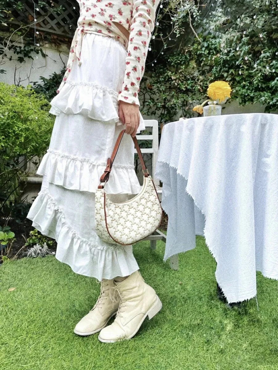 Сумка Celine Ava Triomphe из канваса — белая с монограммой.