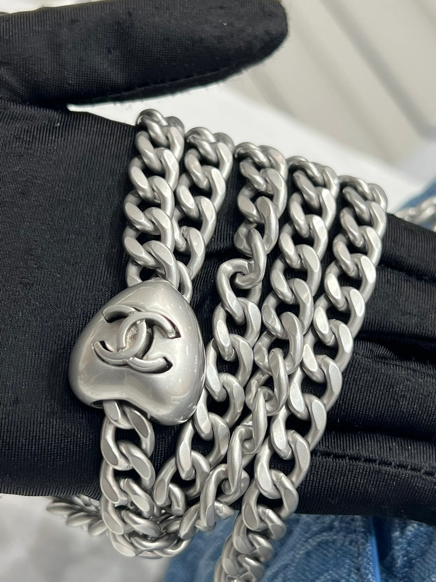 Коллекция Chanel Весна/Лето 2023 - Пряжка в виде сердца с камелией из денима - Квадратная - Светло-голубая серебристая пряжка - 19 см