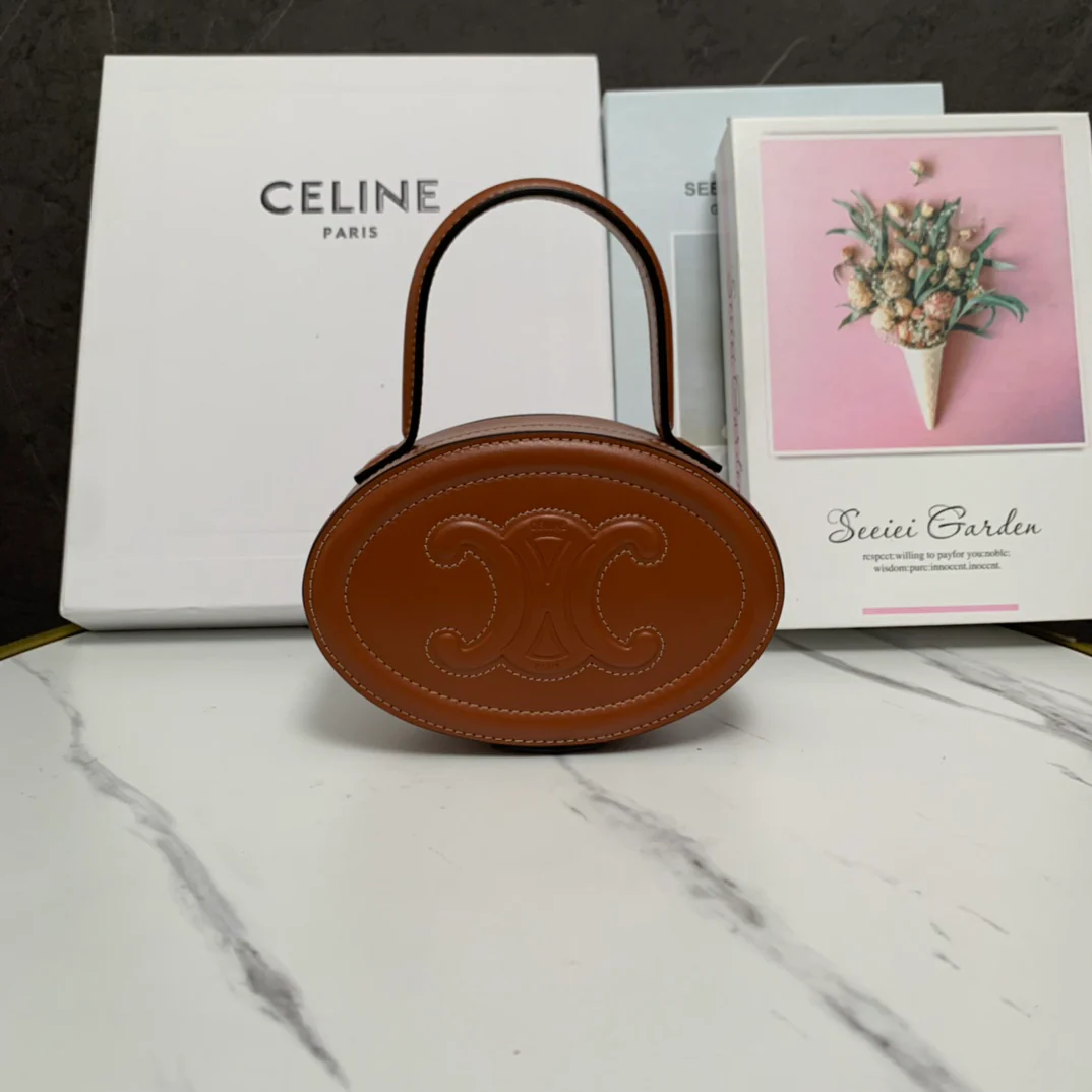 Мини-сумочка в виде лунного пирога от Celine, коричневая.