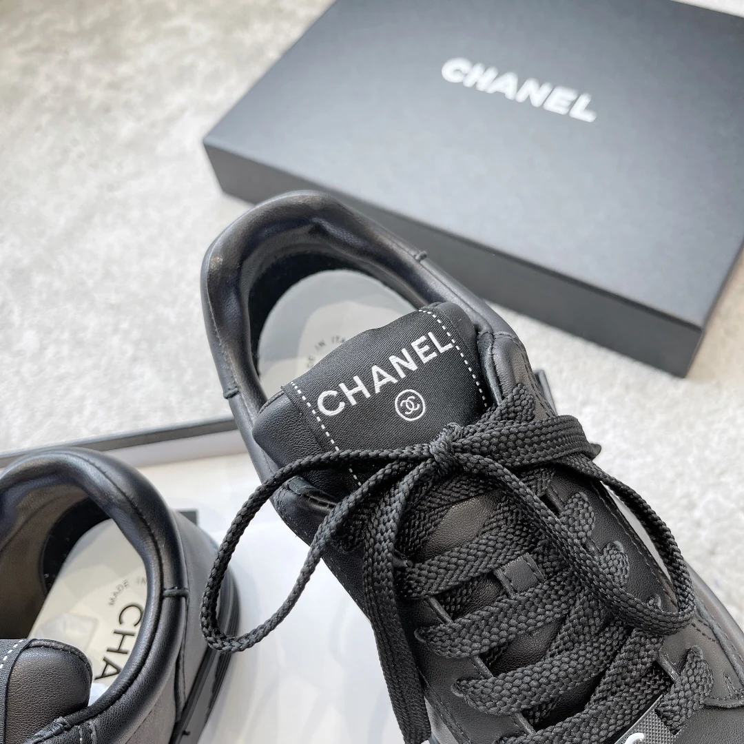 Новинка сезона весна/лето 2023 от Chanel - кроссовки с золотистой отделкой - черные.