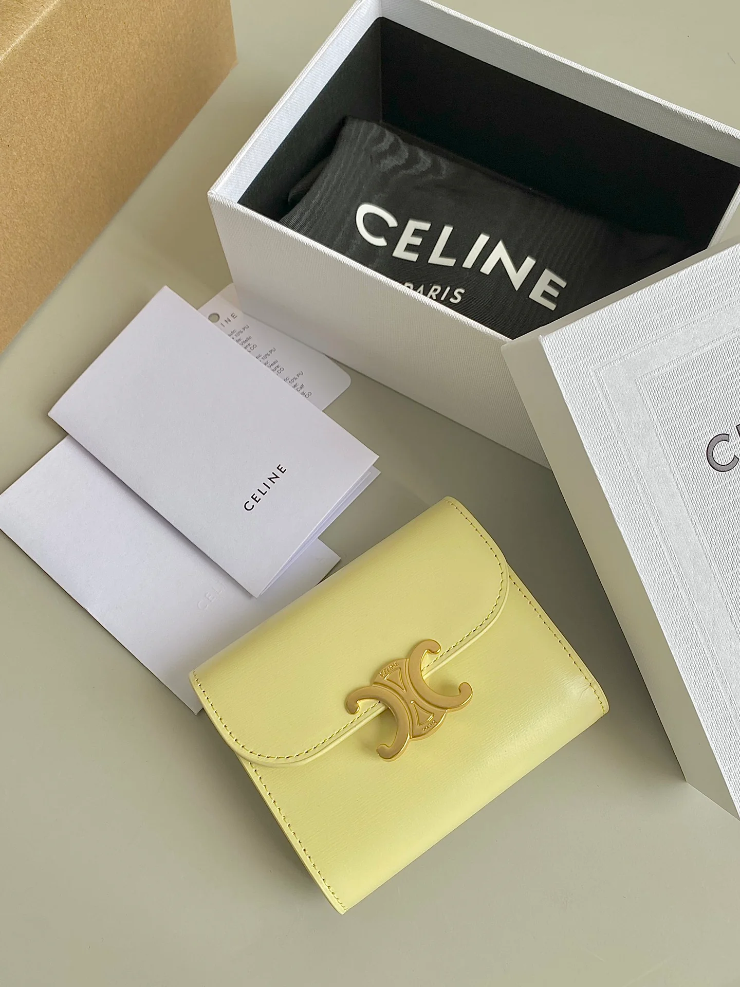 Кардхолдер Celine Triomphe Trifold — светло-жёлтый