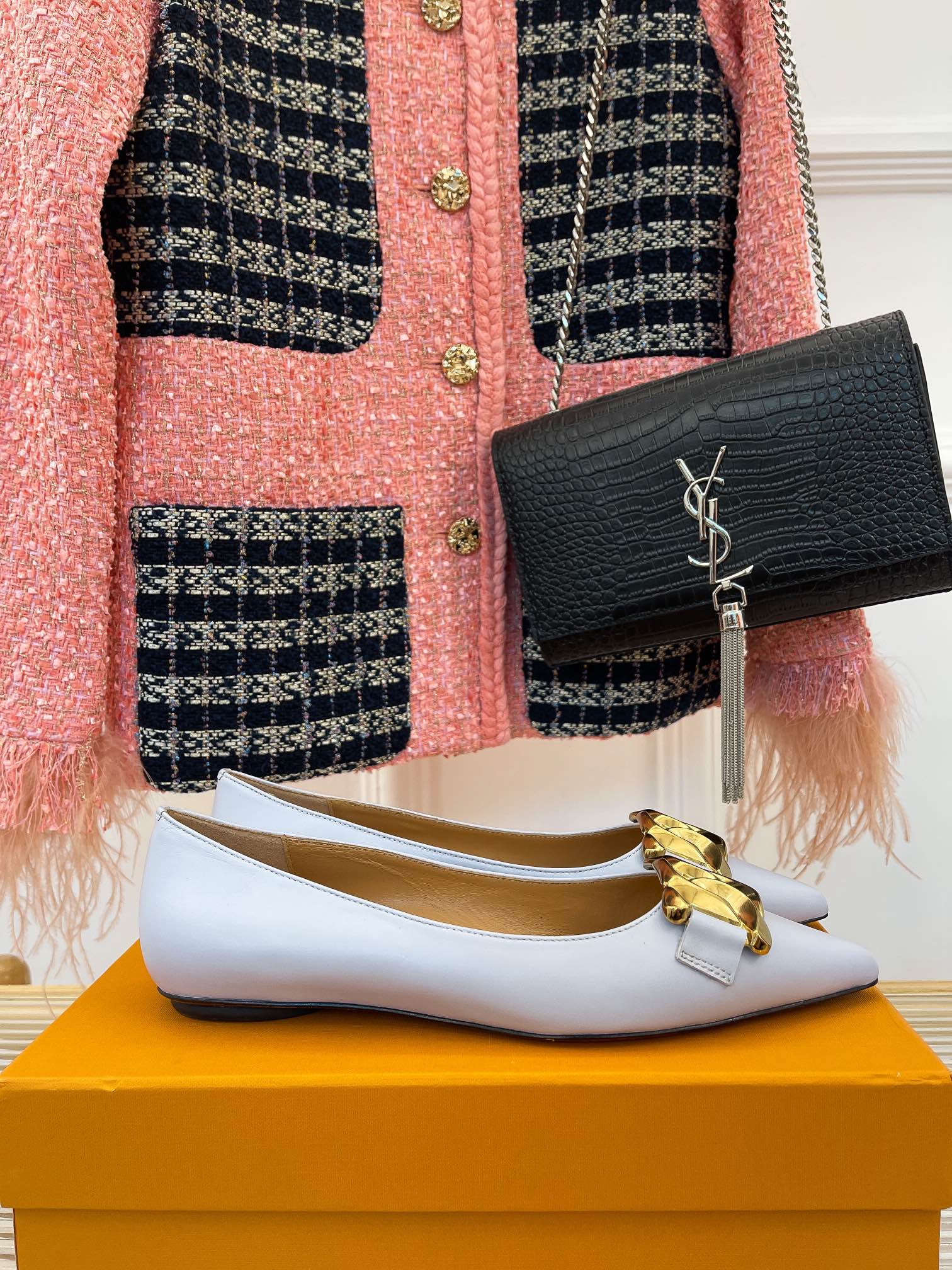 Весенняя коллекция Tods 2023 - Классические балетки с острым носком и металлическим кольцом