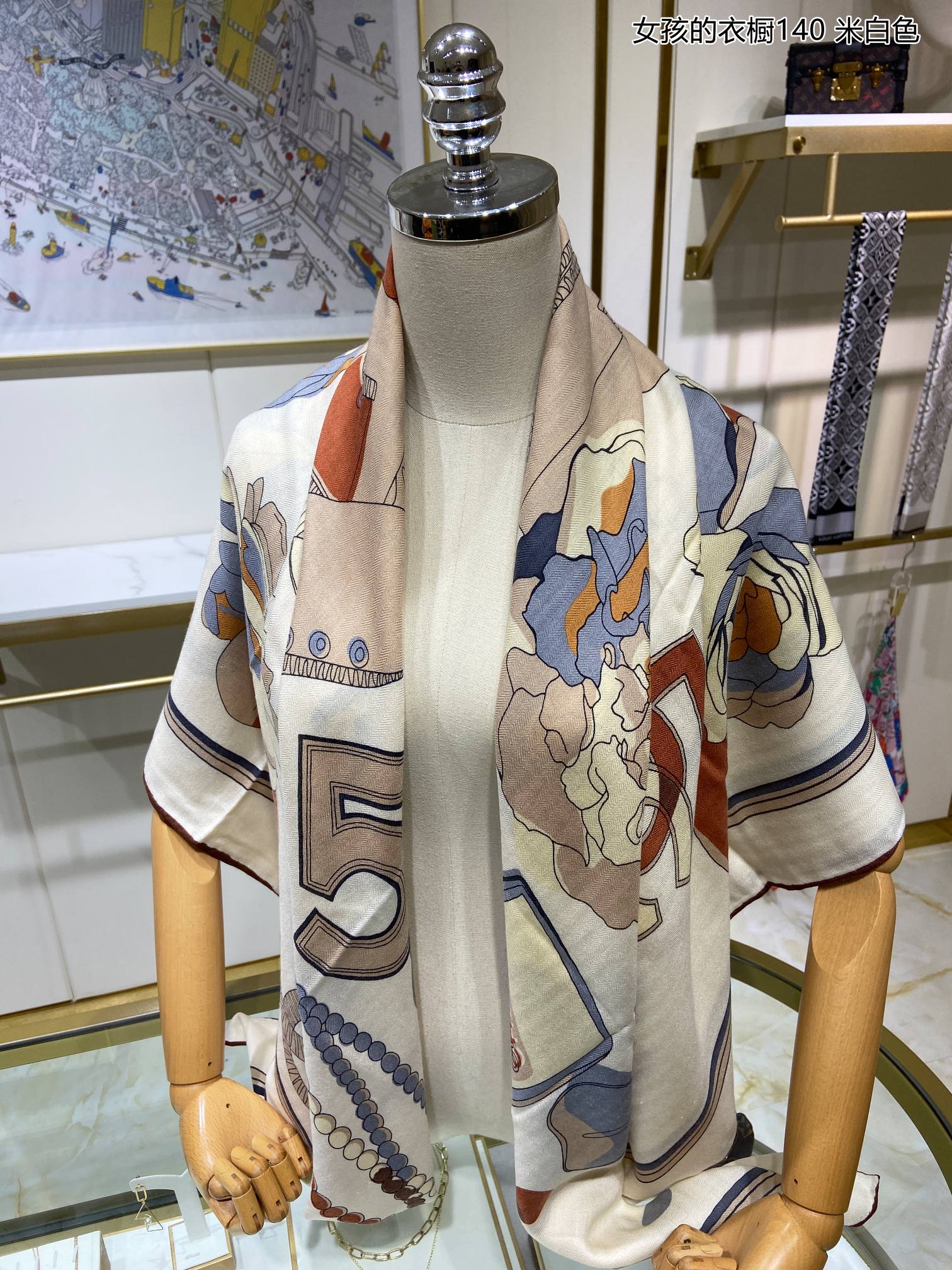 Квадратный шарф Chanel 140 см — в девичьем гардеробе