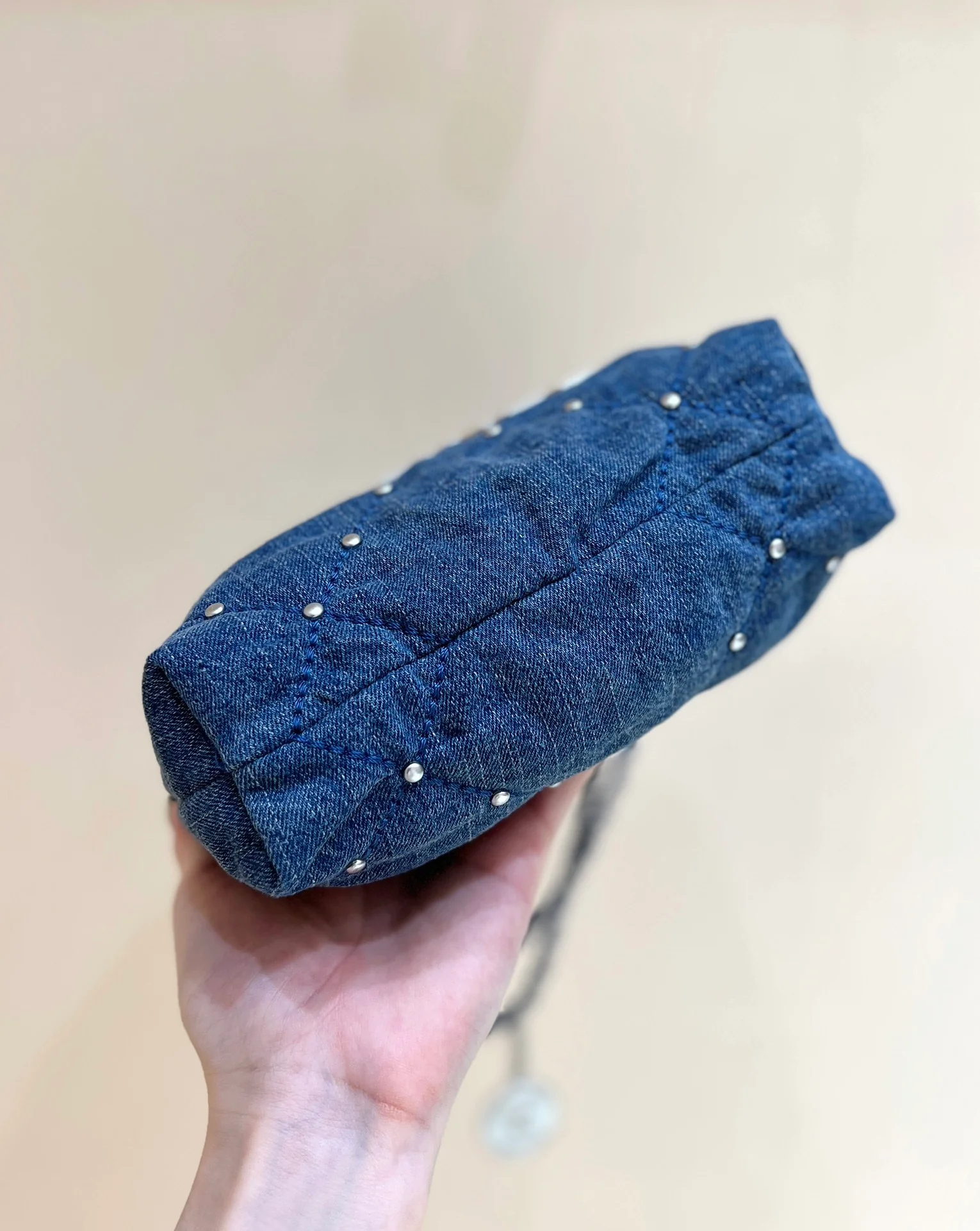 Мини-сумка Chanel 24s 22 серии с заклепками из джинсовой ткани