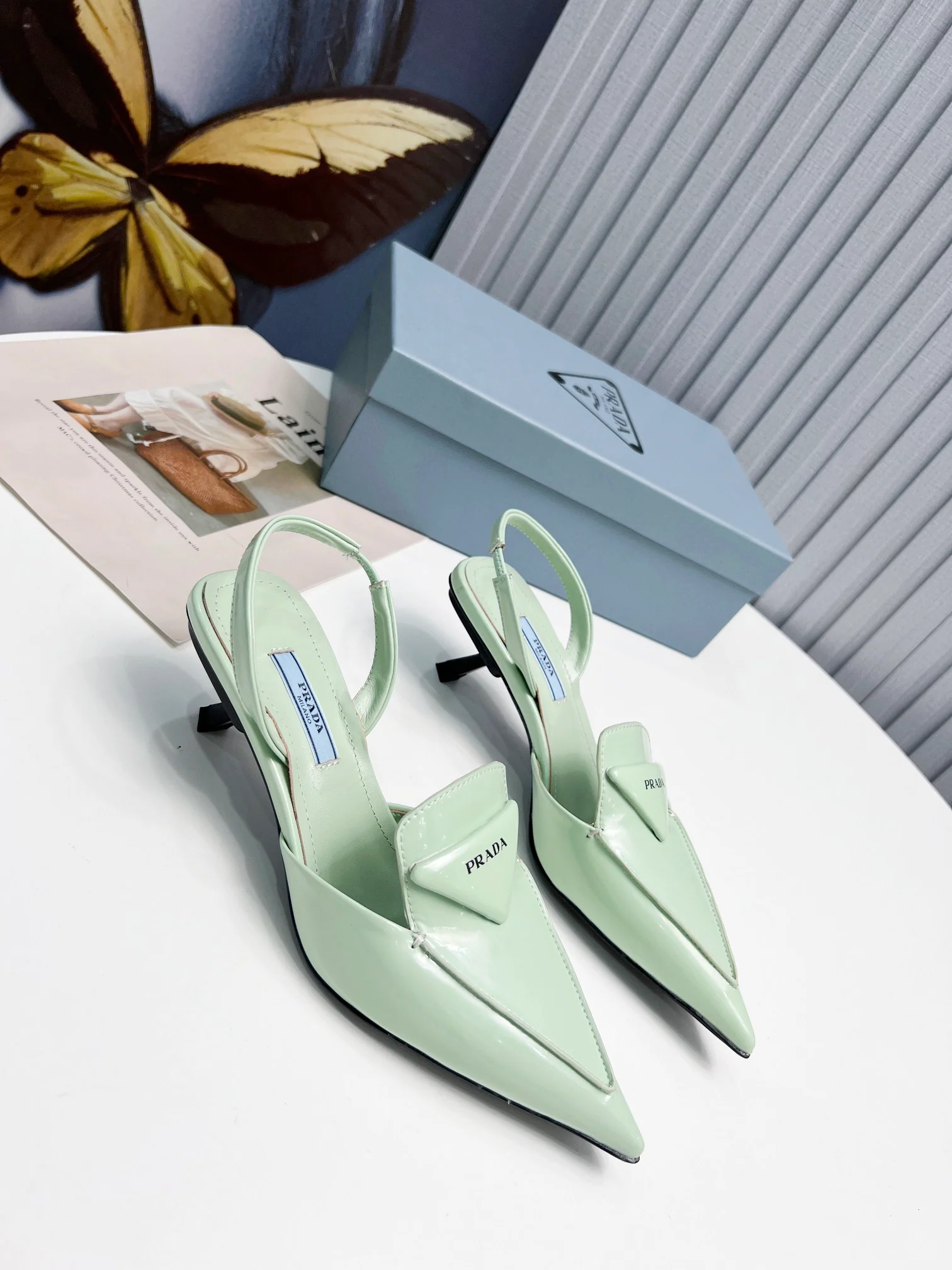 Prada - Светло-зеленые сандалии с острым носком