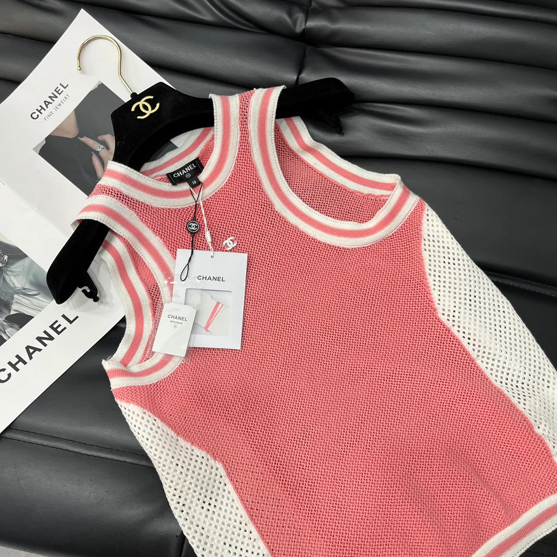 Chanel - 2403-24 Новинка: Жилет с вырезом на плечах - 1