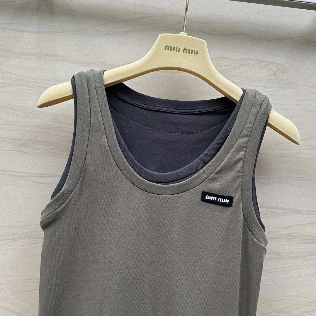 Новинка сезона весна/лето 2024 от Miu Miu: многослойный, культовый универсальный жилет — серо-коричневый.