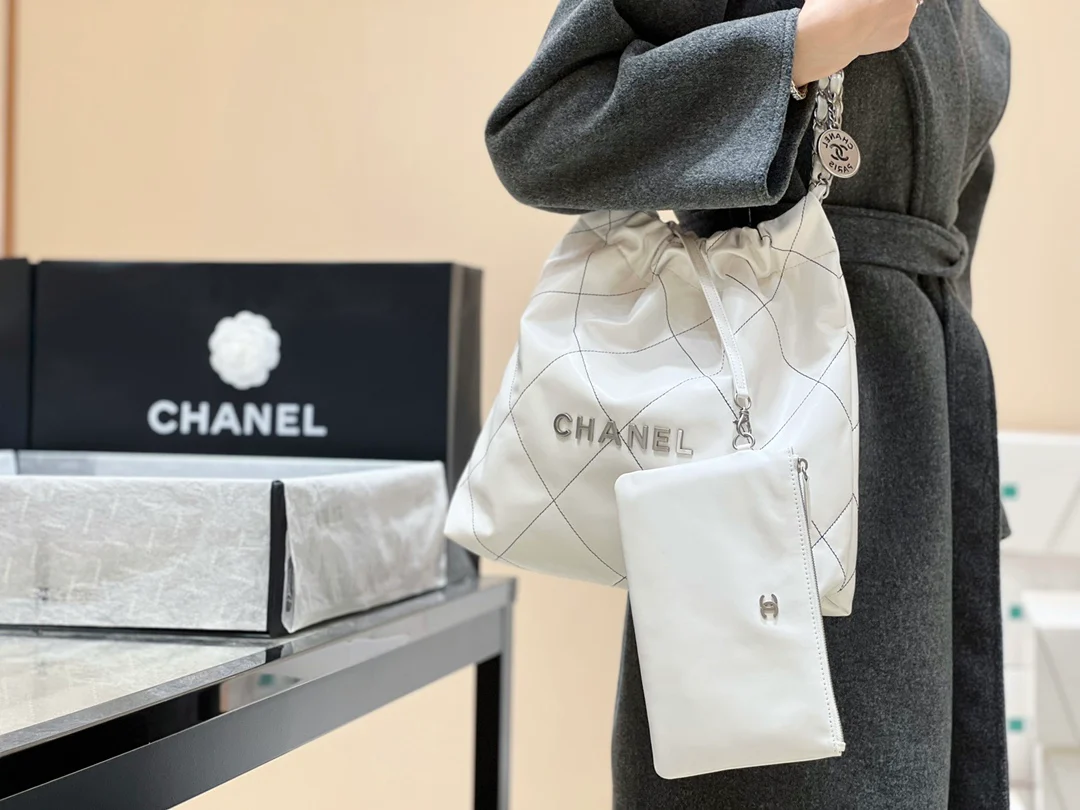 Сумка Chanel из круизной коллекции 2023 года - 22bag - Маленькая - Белая с черной строчкой - На фото сумка в носке.