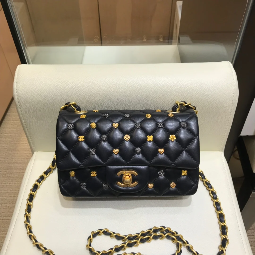 Классическая стеганая сумка Chanel из новой коллекции 2018 года - сумка CF - серебряная цепочка - 20 см - 1