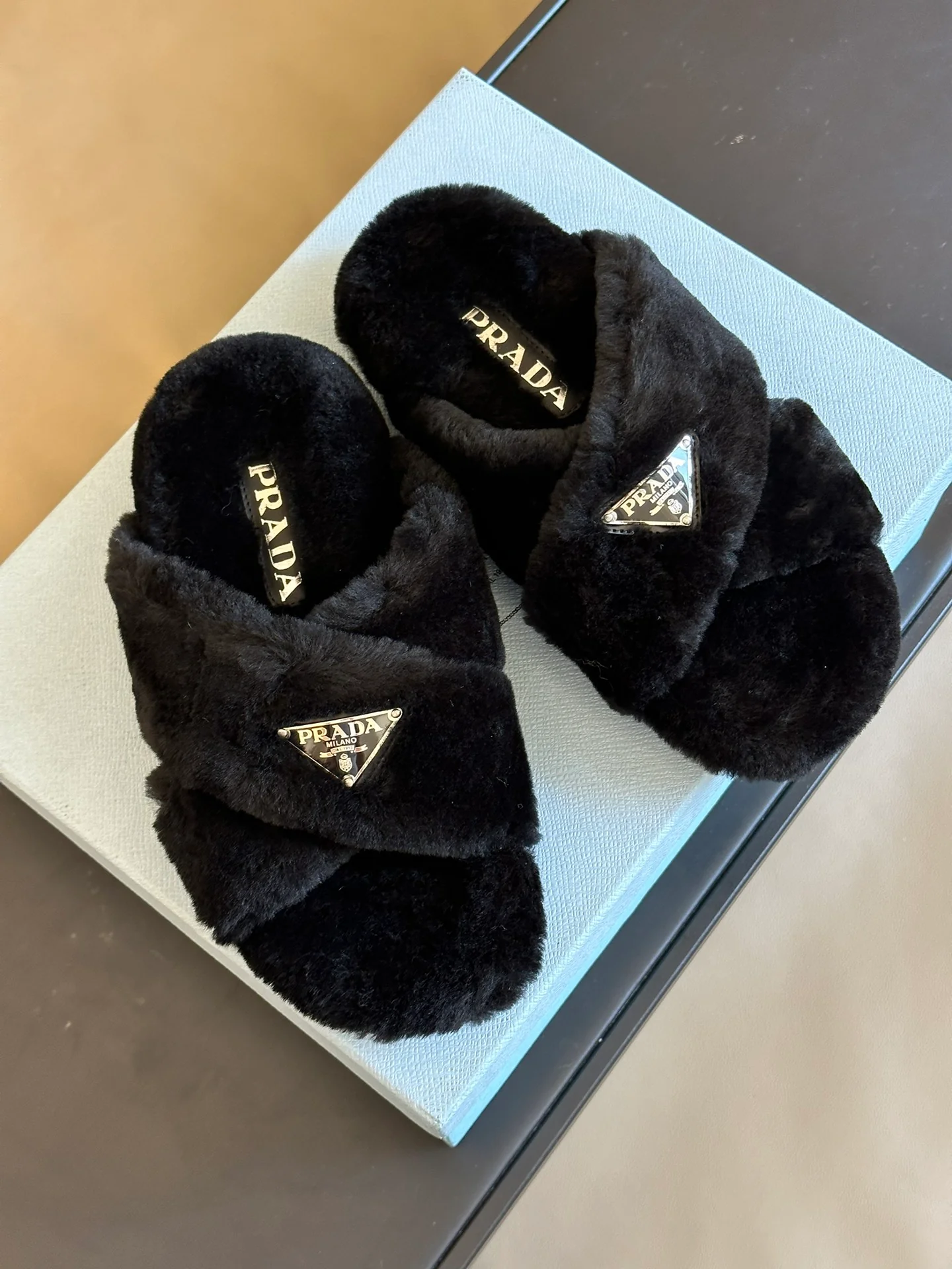 Новинка сезона осень/зима 2023 от Prada - Шерстяные тапочки - Логотип в виде перекрещенных треугольников - Черные