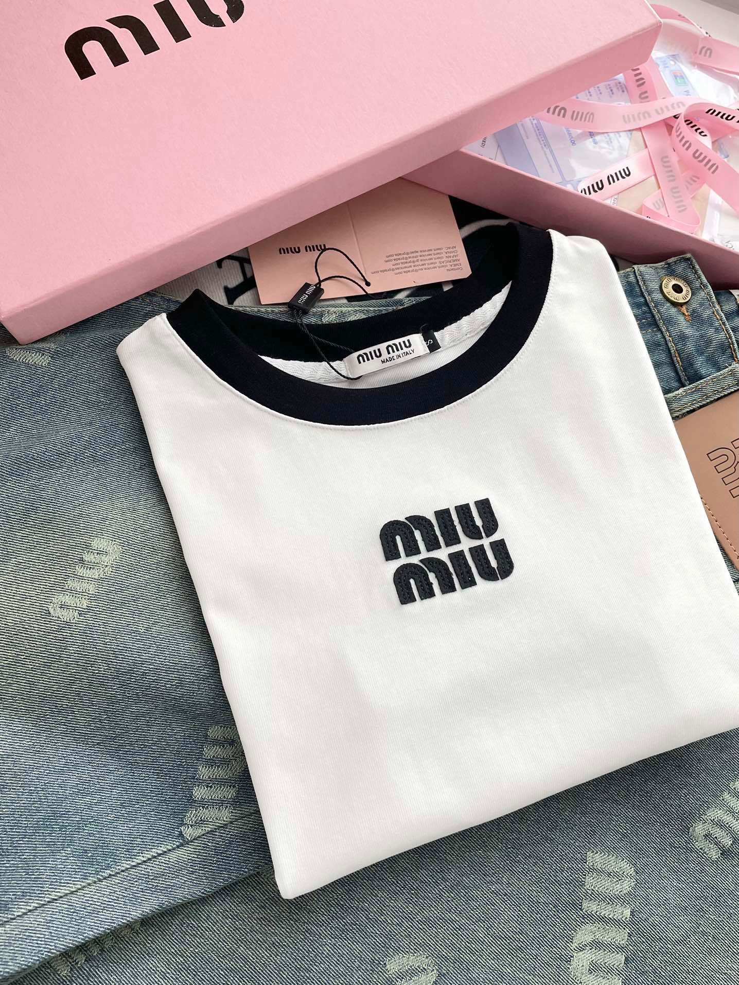 Футболка Miu Miu 2404 с коротким рукавом и принтом в виде букв, с черной отделкой.