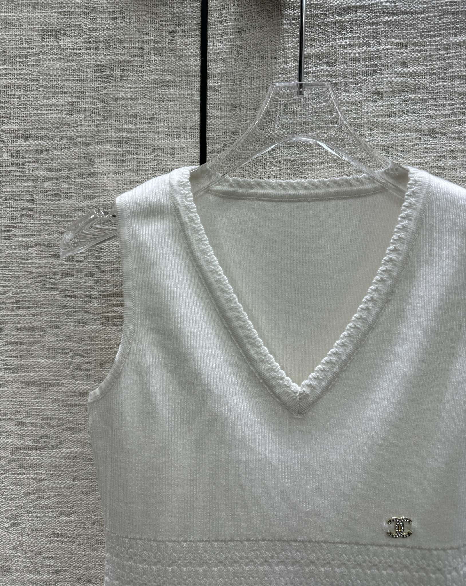 Вязаный жилет Chanel 2403 с V-образным вырезом - белый