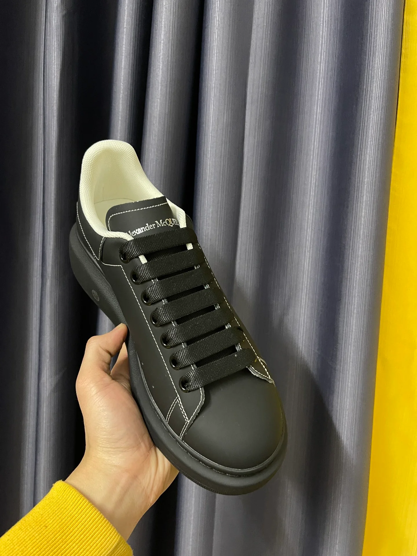 Классические белые кроссовки McQueen - унисекс - черные с белой строчкой - премиум-версия