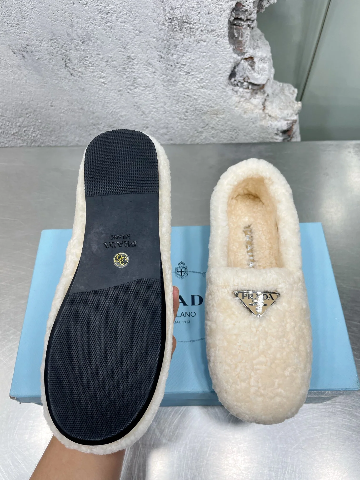 Prada - Новинка сезона осень/зима 2022 - Меховые балетки