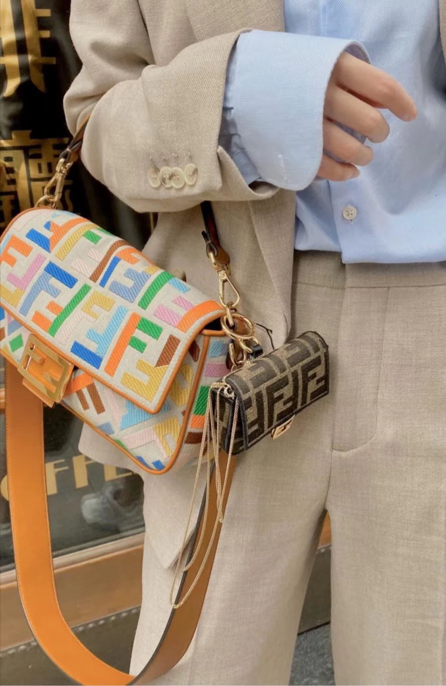 Сумка-багет Fendi — бежевая льняная с красочной вышивкой.