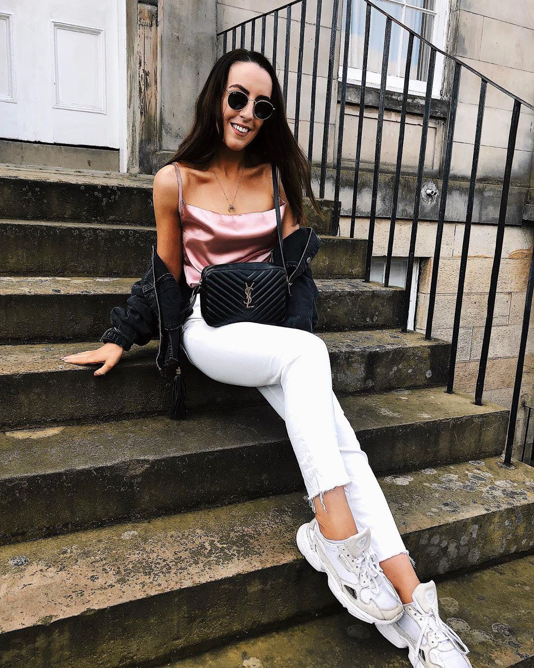 Фотосумка YSL Lou Bag — черная с серебристой фурнитурой.