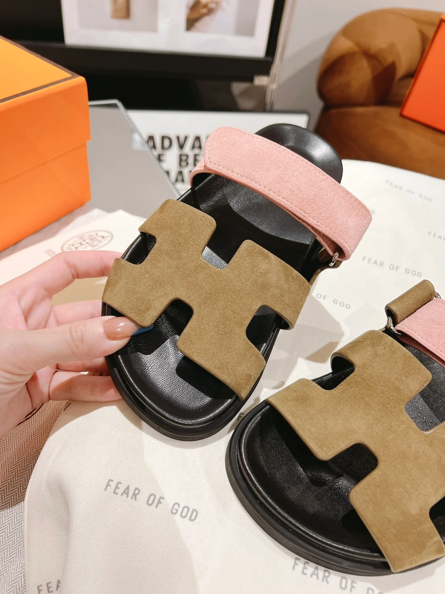 Кожаные и овечьи тапочки Hermes в стиле пэчворк — коричневато-розовые.