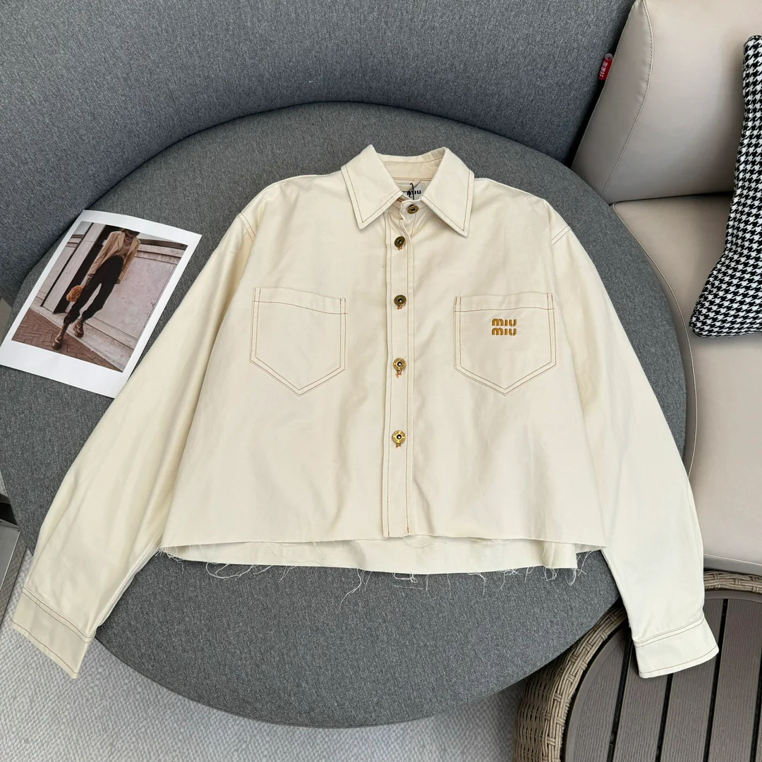 Новая однобортная короткая джинсовая куртка Miu Miu весна/лето 2024, кремово-белого цвета.