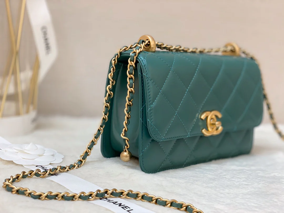 Сумка Chanel Double Gold Ball CF - зеленая, из овечьей кожи, с золотой пряжкой - маленький размер 19 см