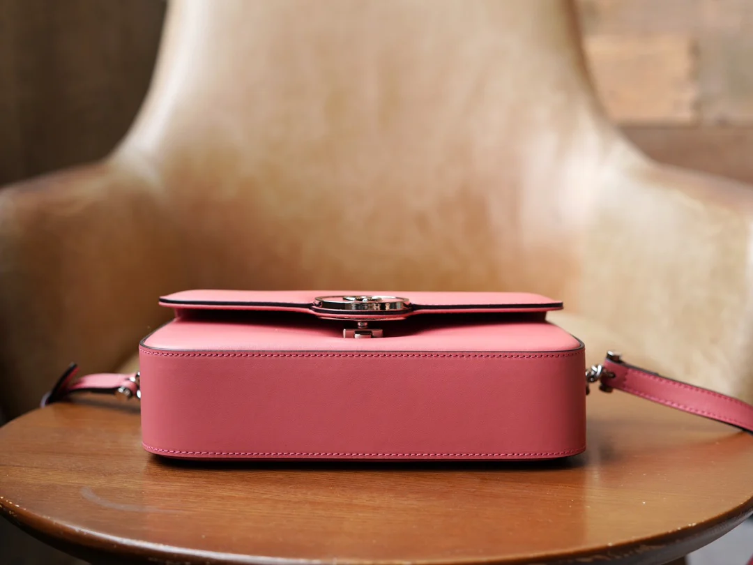 Миниатюрная сумка Gucci Petite GG на цепочке - розовая.