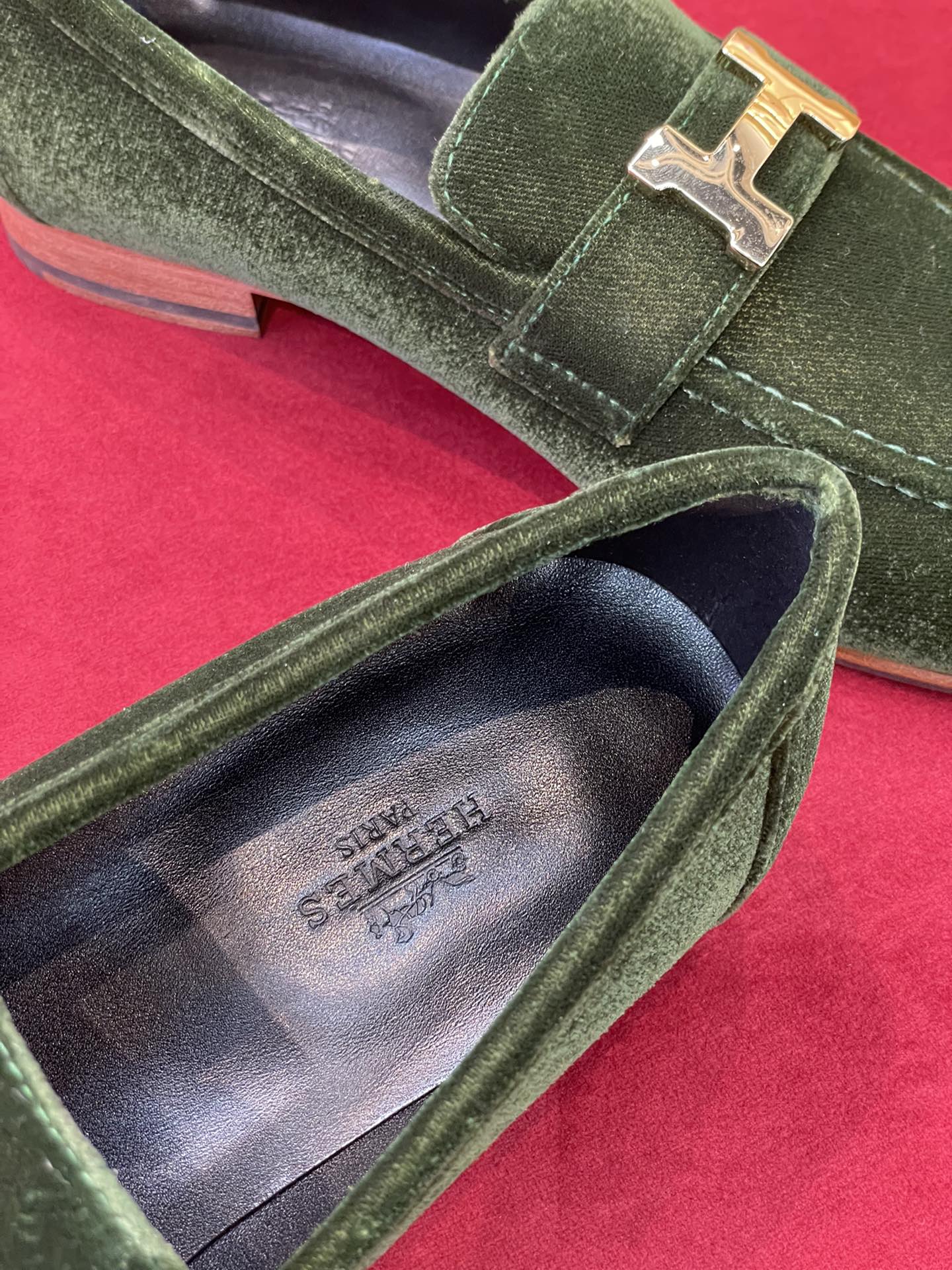 Бархатные лоферы Hermes с пряжкой H-Buck - 1 шт.