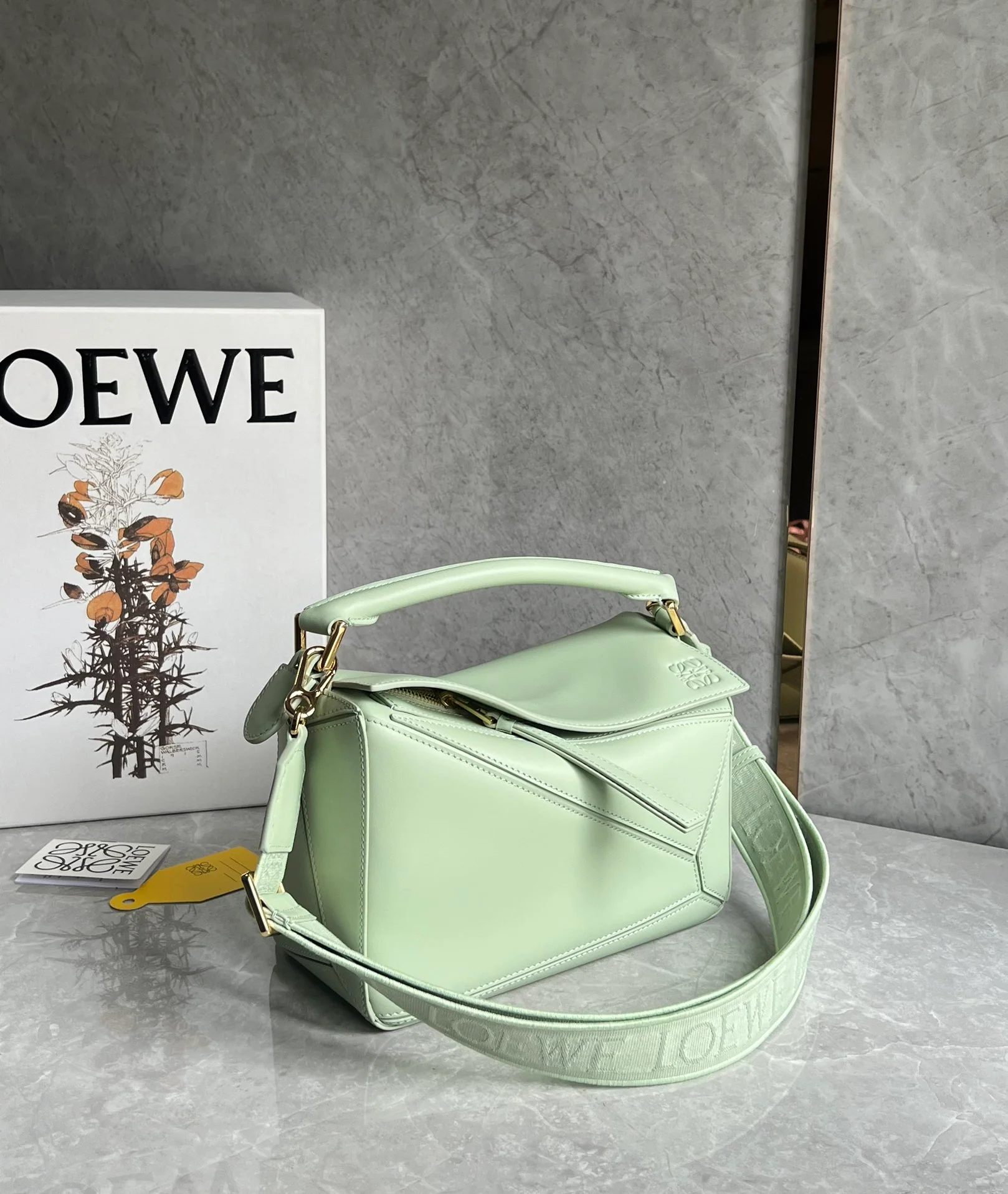 Кожаная сумка через плечо Loewe Puzzle - изумрудно-зеленая.