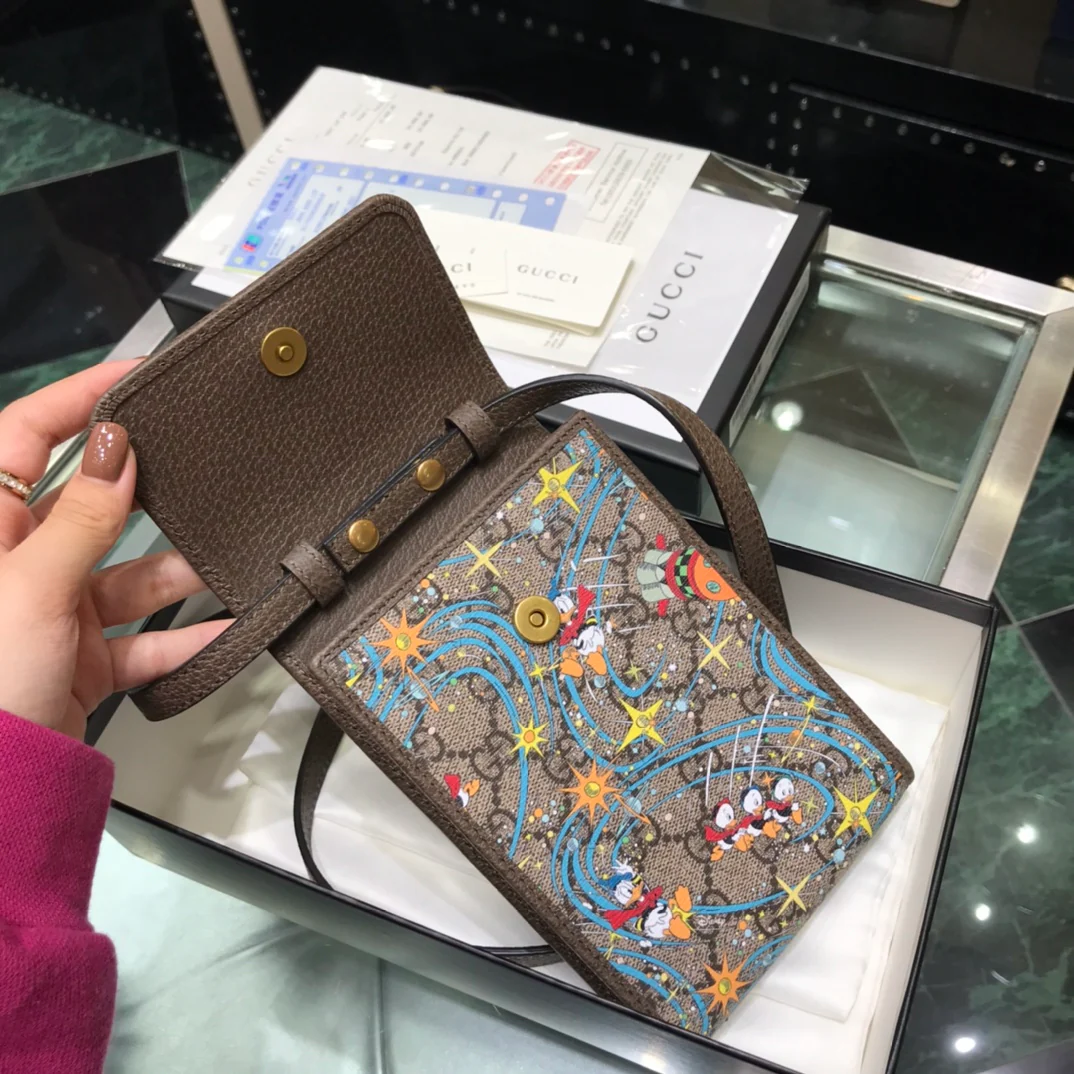 Сумка для телефона Gucci с изображением Дональда Дака
