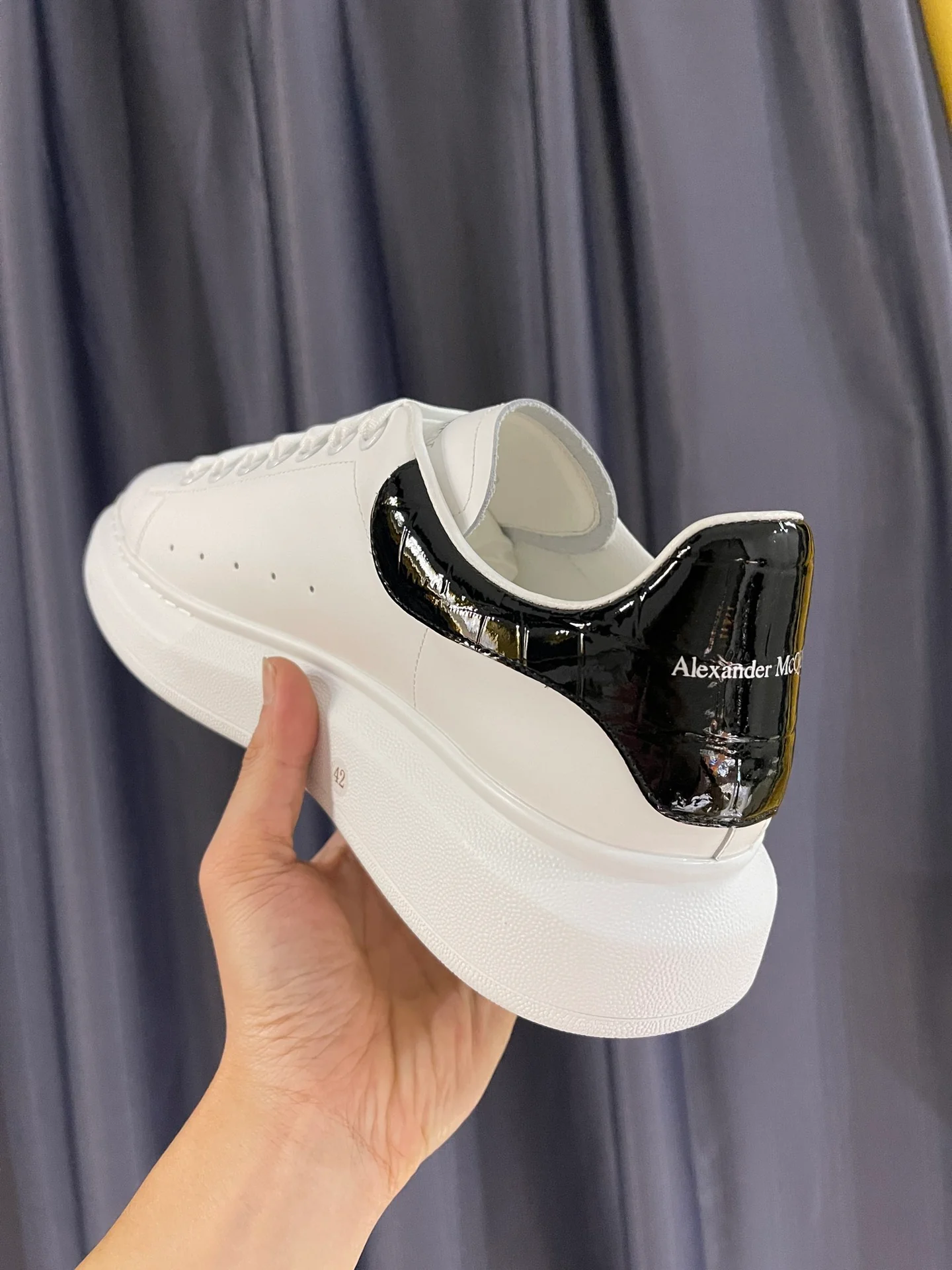 Классические белые кроссовки McQueen - унисекс - черная лакированная кожа, каблук с текстурой под камень.