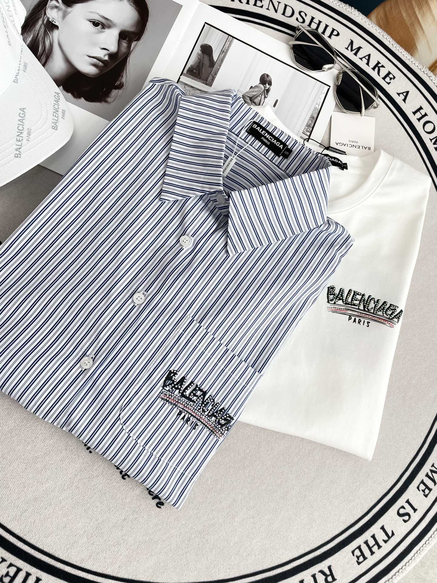 Полосатая рубашка Balenciaga 2403 с узором из страз.