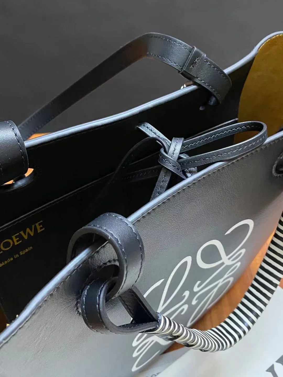 Сумка-тоут Loewe Anagram из черной кожи