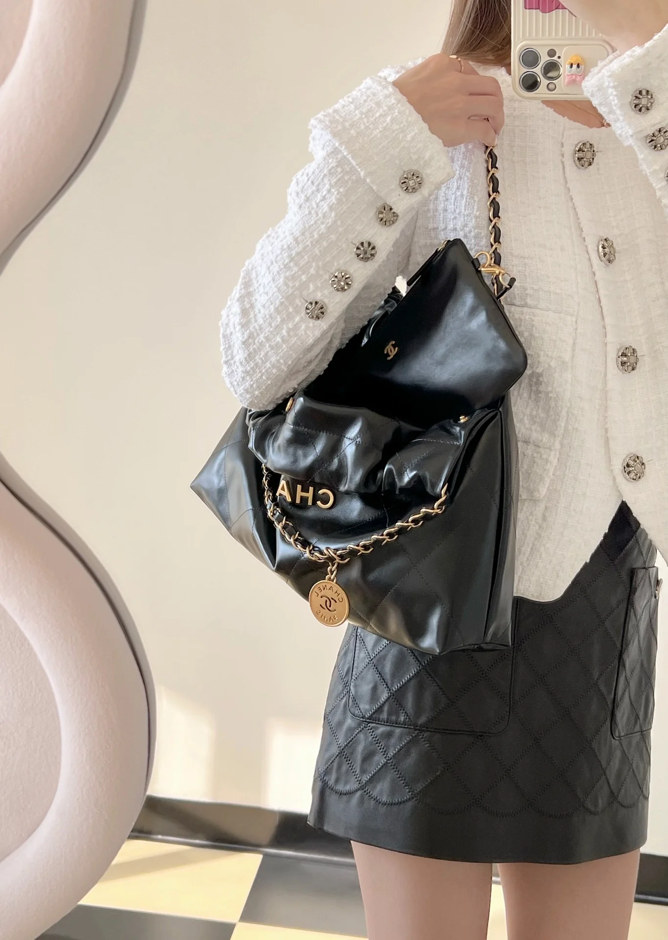 Сумка Chanel 22 (горизонтальный дизайн) - черная с золотой фурнитурой.