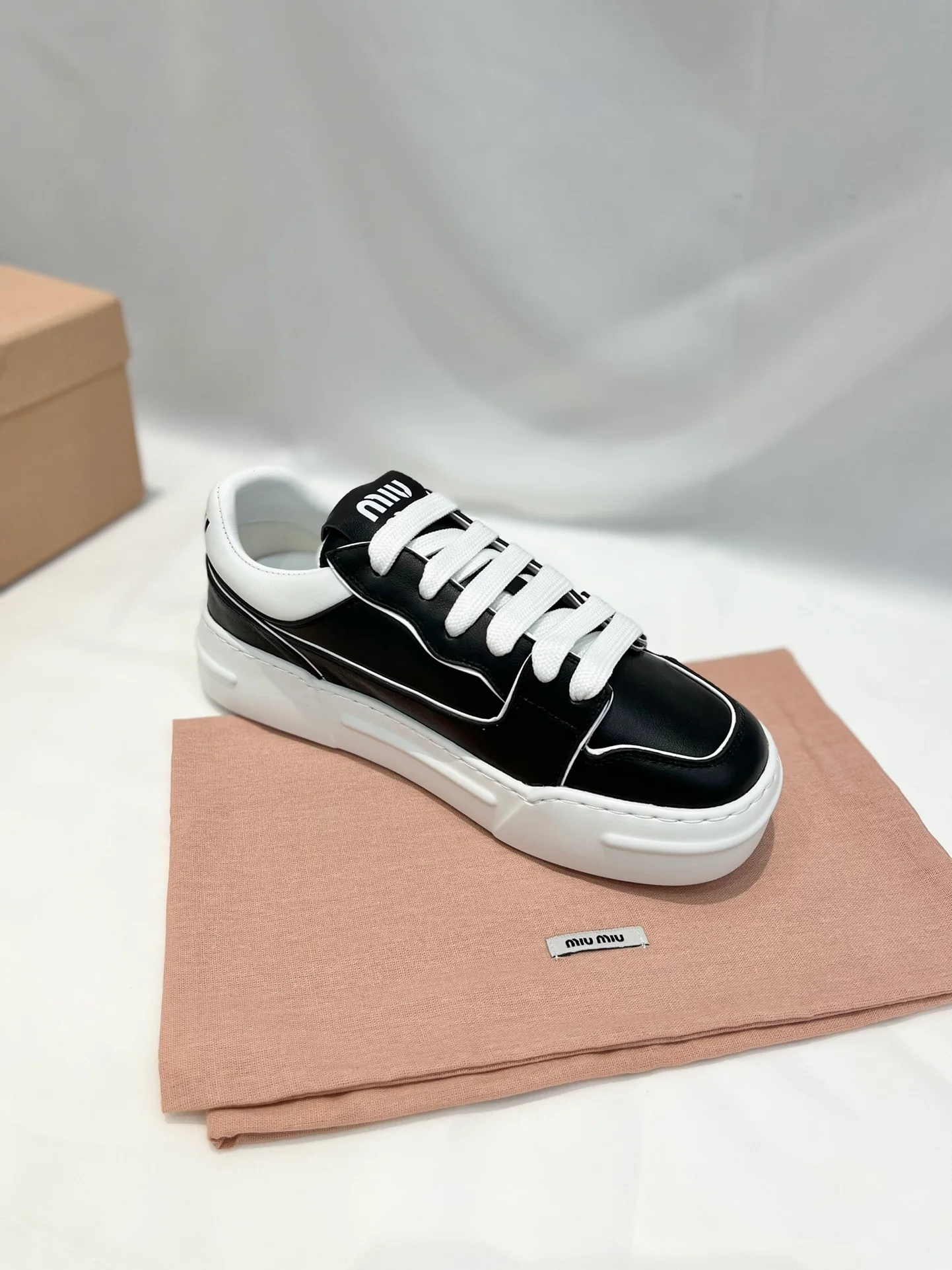 Коллекция Miu Miu 2023 года с подиума - повседневные туфли на платформе.