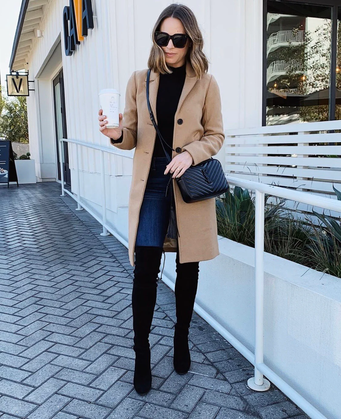 Фотосумка YSL Lou Bag — черная с черной пряжкой.