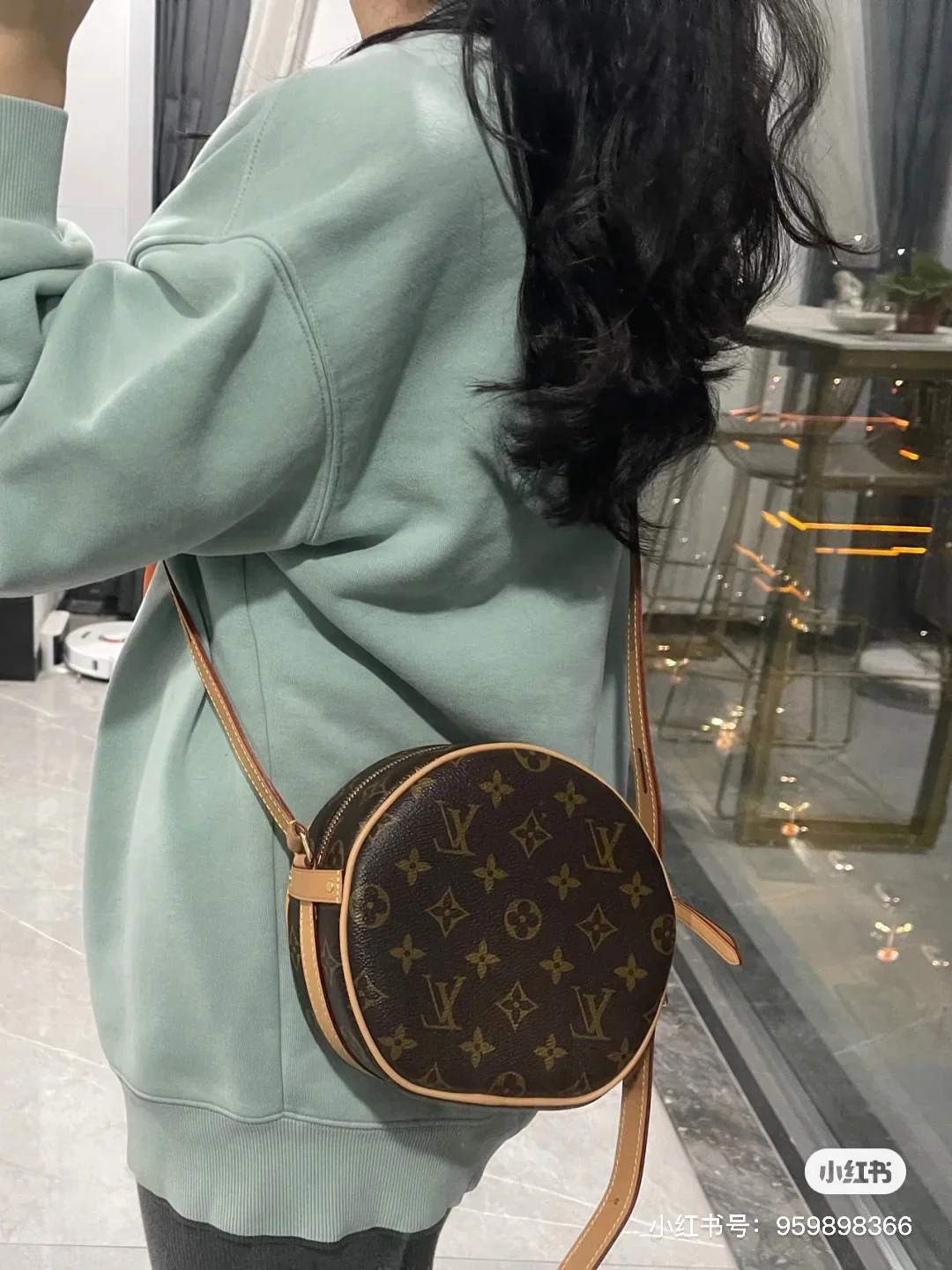 m45149-LV-boite-chapeau-souple-round bag-small-sized-on-body photo