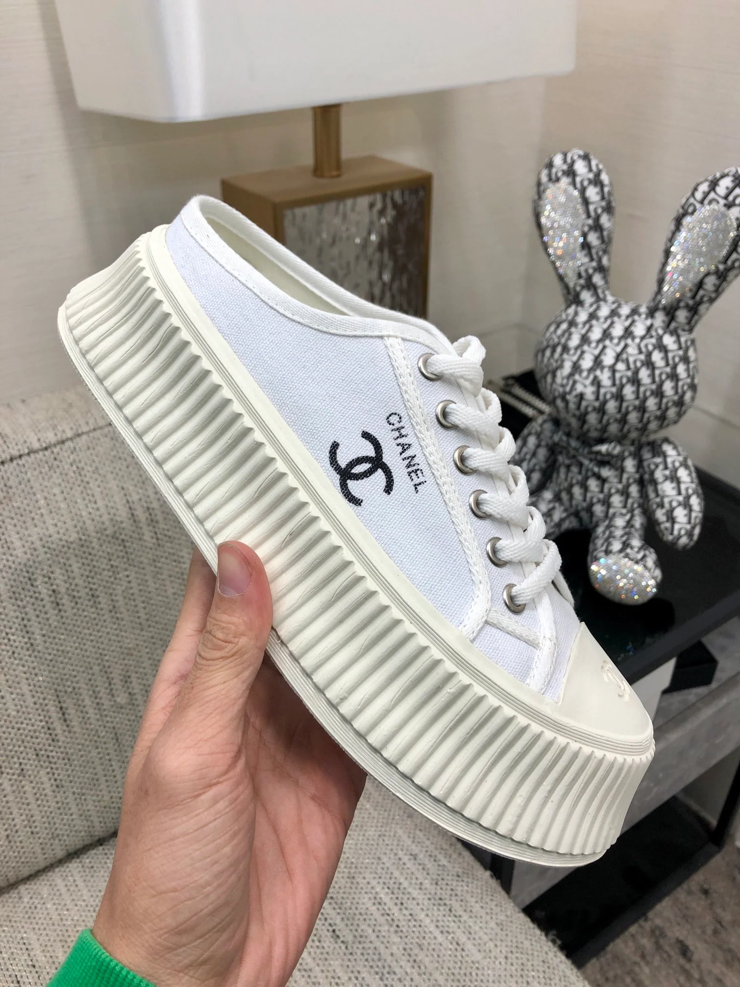 Новинка сезона весна/лето 2023 от Chanel - Тапочки на платформе из парусины - Белые