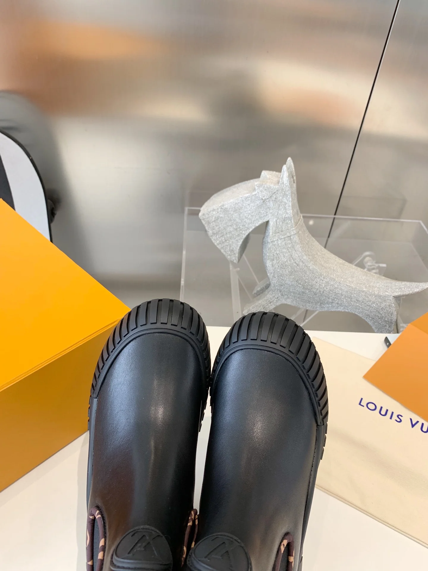 LV - Новинка сезона осень/зима 2022 - Ботильоны Ruby - Черные - 1