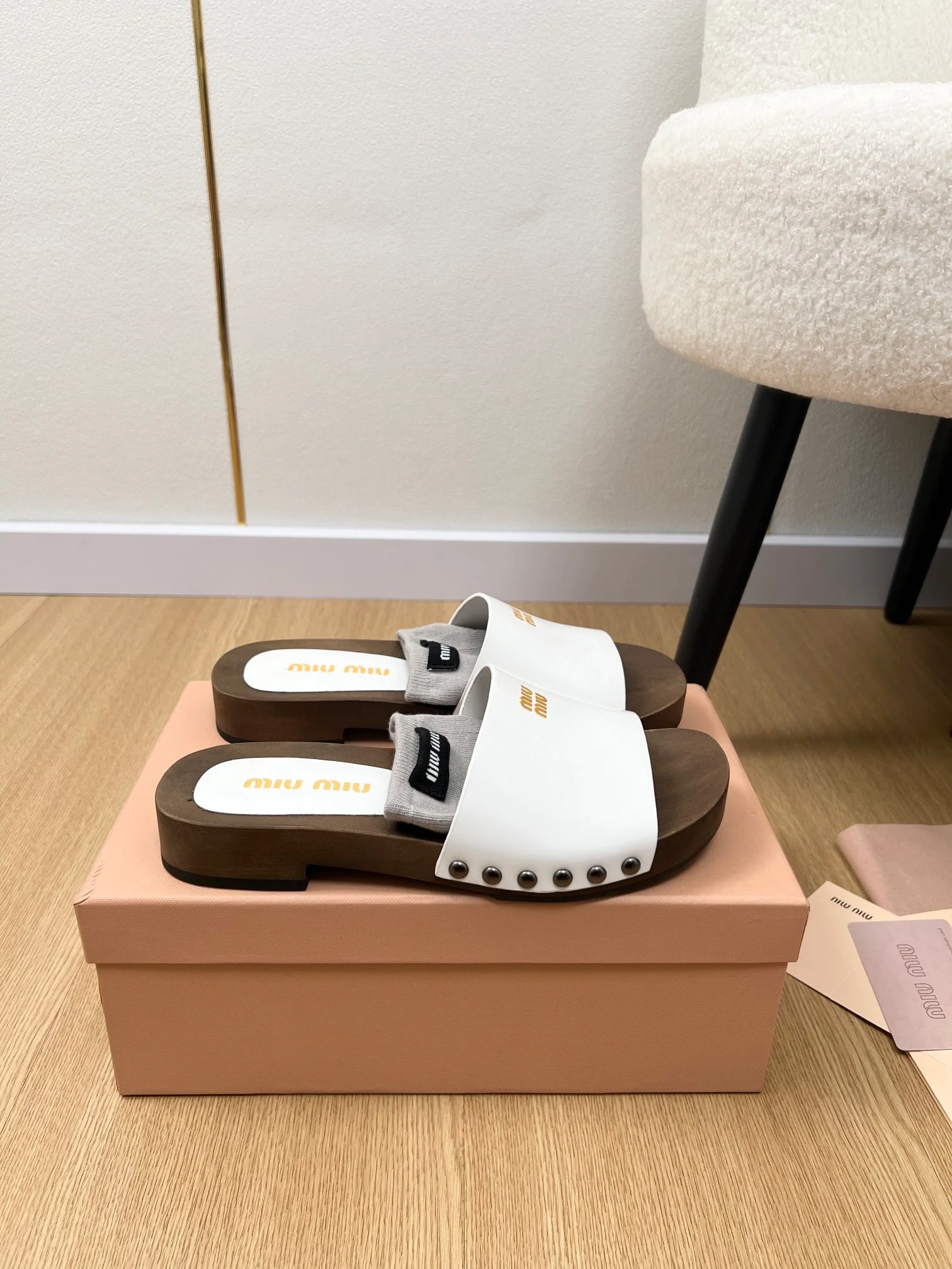 Деревянные тапочки Miu Miu 2024 - Белые - 1