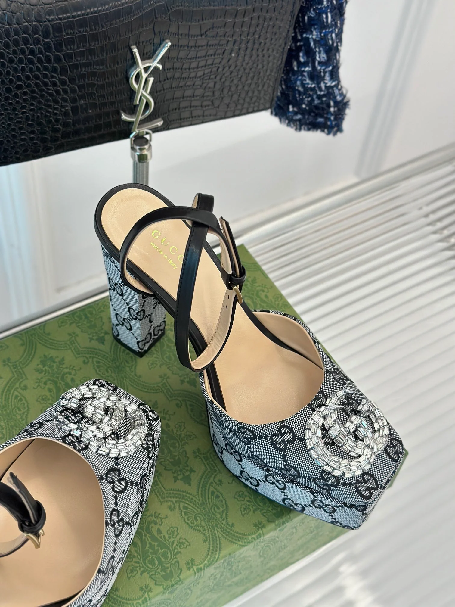 Босоножки на высоком каблуке Gucci 2024 — серые