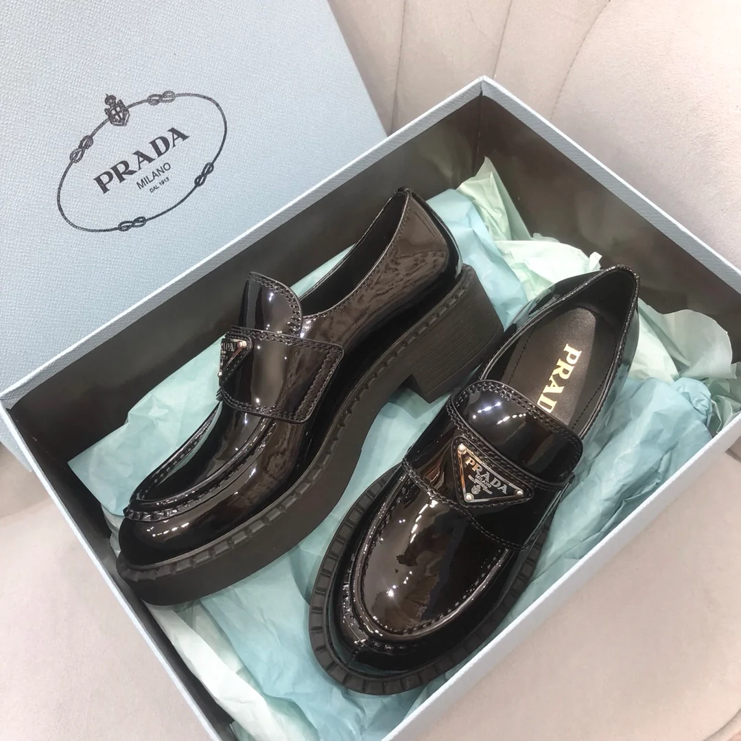 Обувь Prada - Лоферы Prada - лакированная кожа с серебряным треугольным логотипом - лоферы на платформе - черные