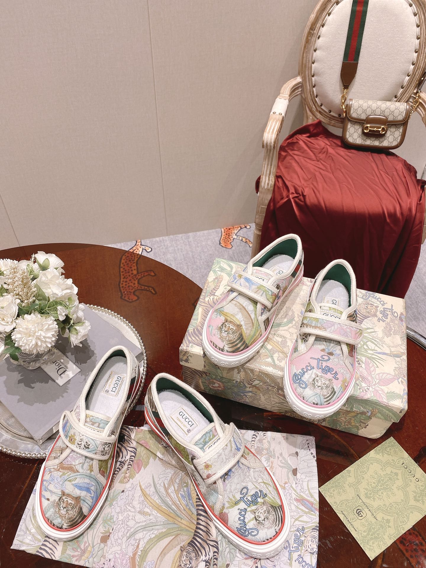 Классические лоферы Gucci 1977 - парусиновые туфли - на липучках с тигровым рисунком