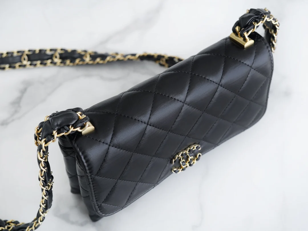 Коллекция Chanel осень/зима - 19 - Сумка ?Тофу? - Черная, широкий плечевой ремень, мятая кожа