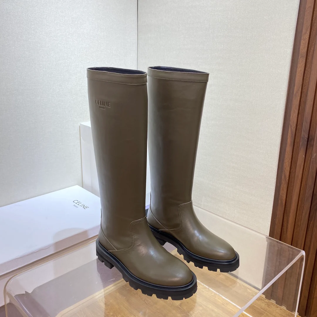 Образ Celine с показа Триумфальной арки — сапоги для верховой езды — зеленые.